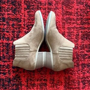 American Eagle booties